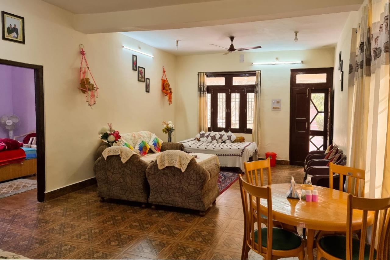 Aditya Homestay Далхаузи Екстериор снимка