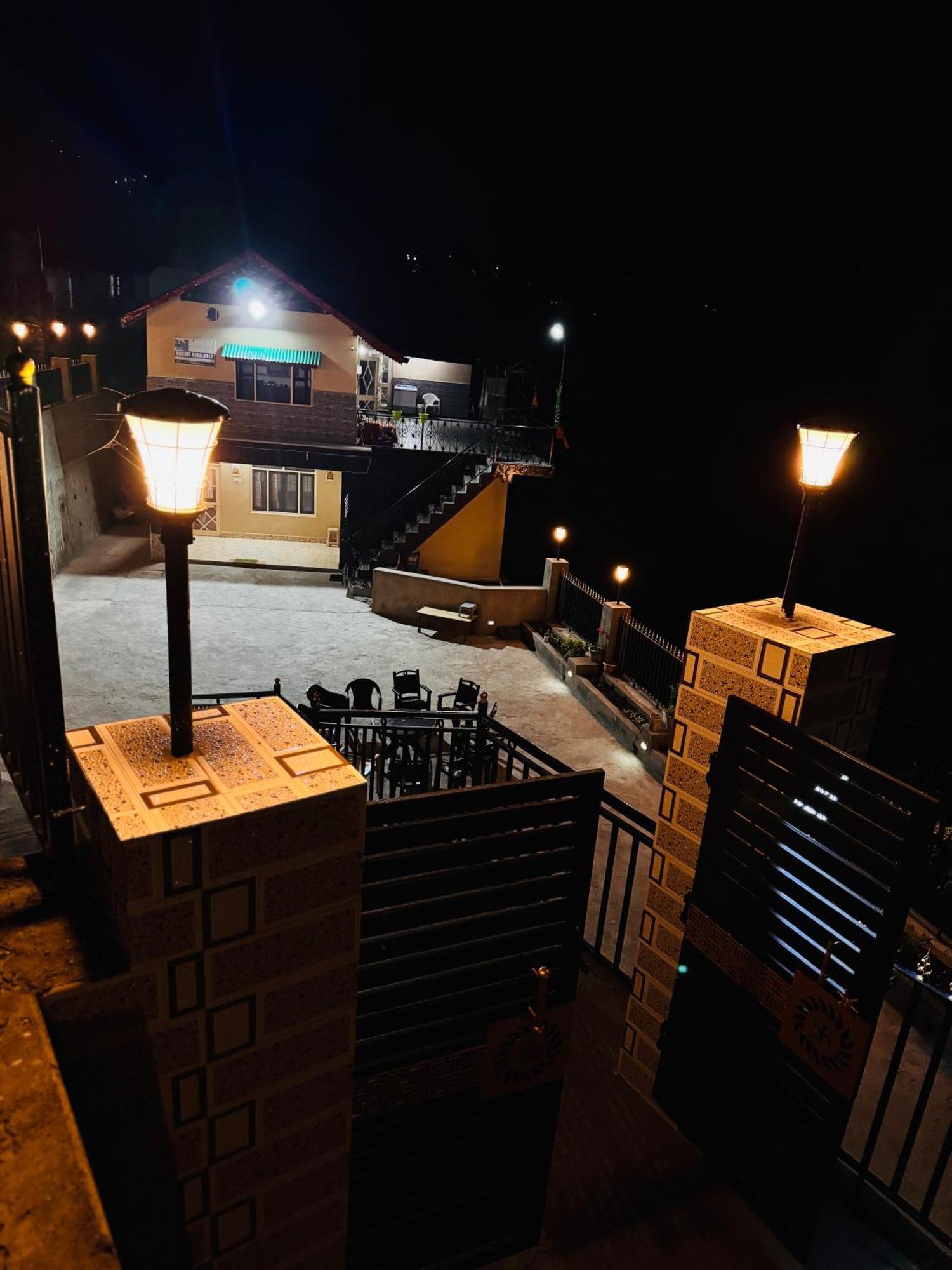 Aditya Homestay Далхаузи Екстериор снимка