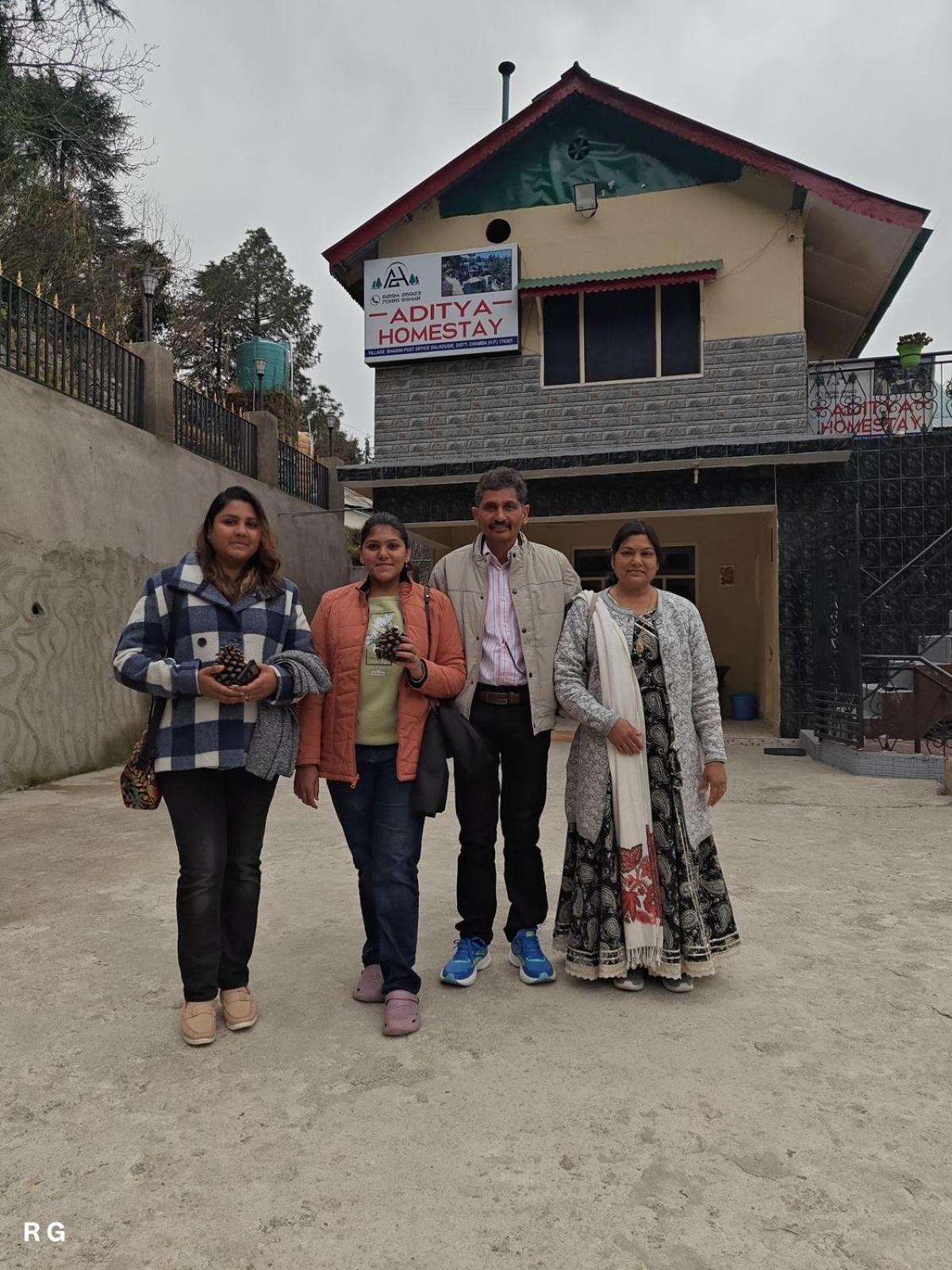 Aditya Homestay Далхаузи Екстериор снимка