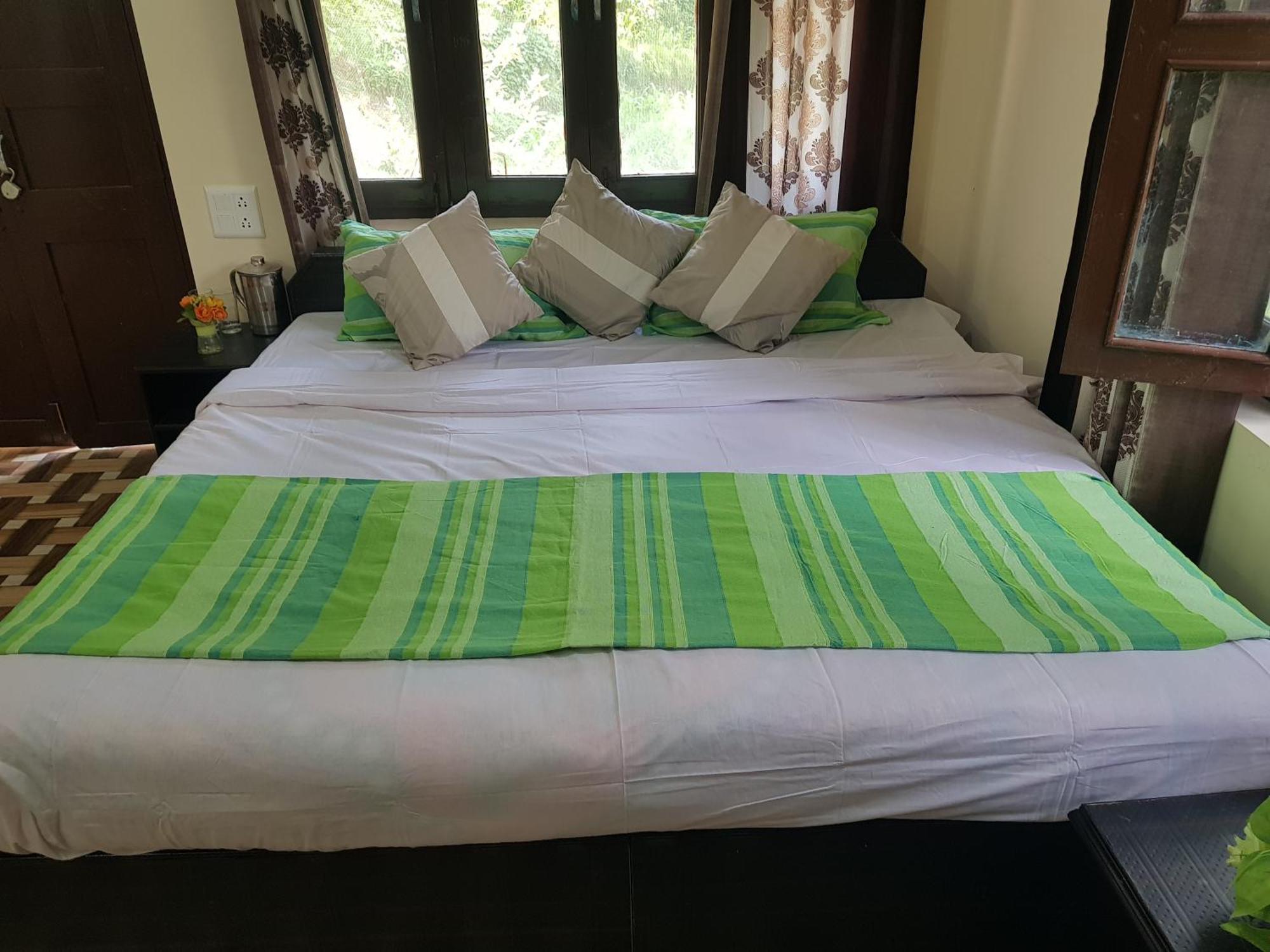 Aditya Homestay Далхаузи Екстериор снимка